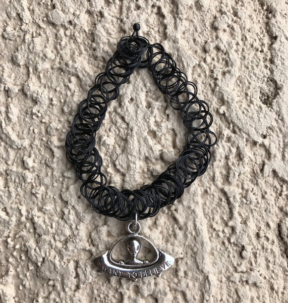 90s VINTAGE ALIEN STRETCH CHOKER